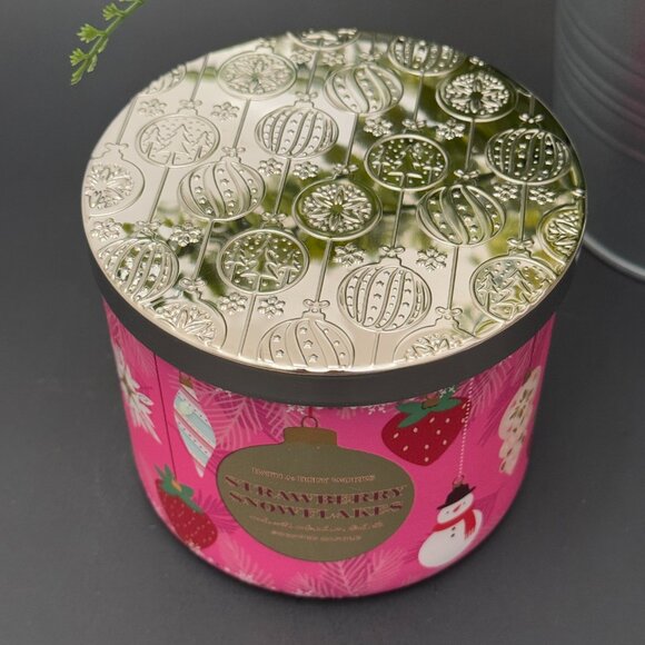 BBW Strawberry Snowflakes Bath & Body Works 3 Wick Candle - Picture 4 of 10